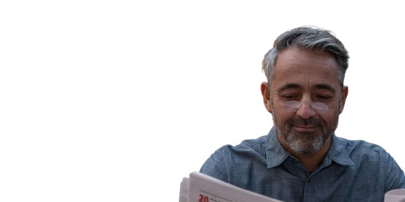 Een man die de UpClose Minibril draagt voor een witte achtergrond