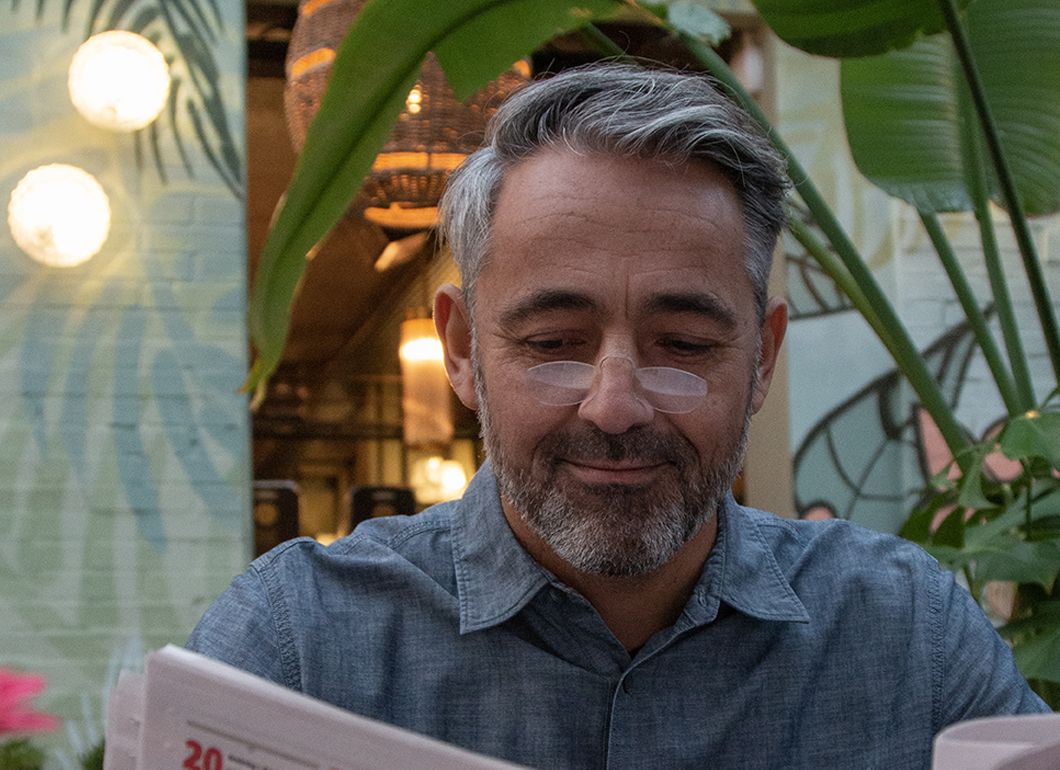 Een man die de UpClose Minibril draagt